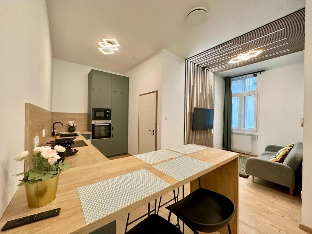 Apartment At Gozsdu Courtyard #Partyzone #Downtown #Freeparking Будапешт Екстер'єр фото
